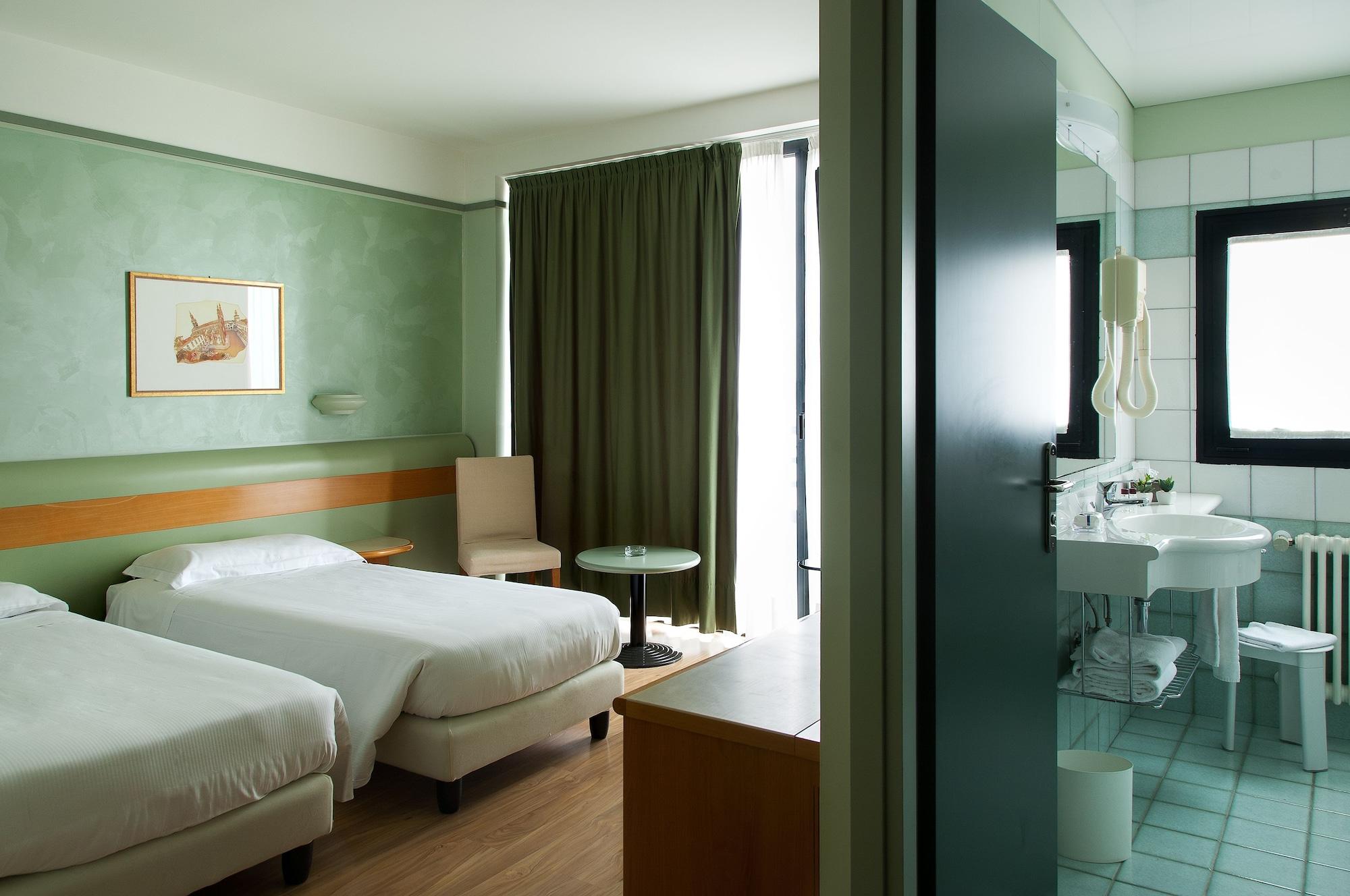 Best Western Hotel Leonardo Da Vinci Erba Bagian luar foto