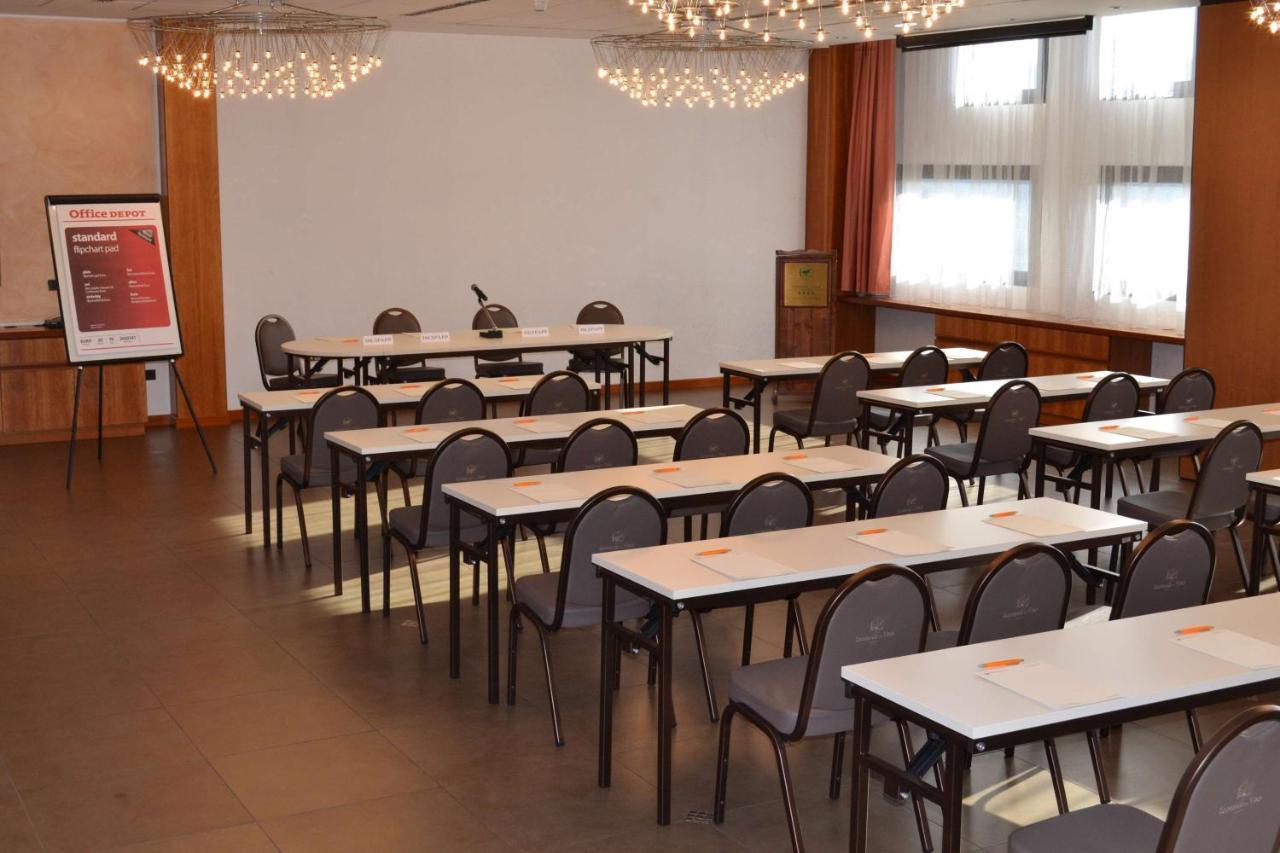 Best Western Hotel Leonardo Da Vinci Erba Bagian luar foto