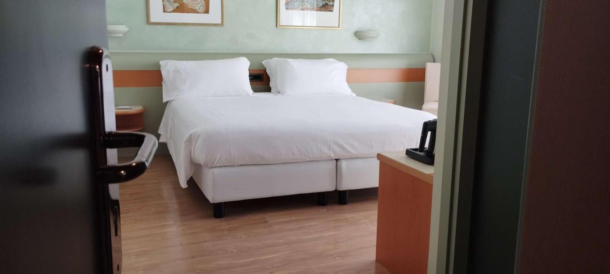 Best Western Hotel Leonardo Da Vinci Erba Bagian luar foto