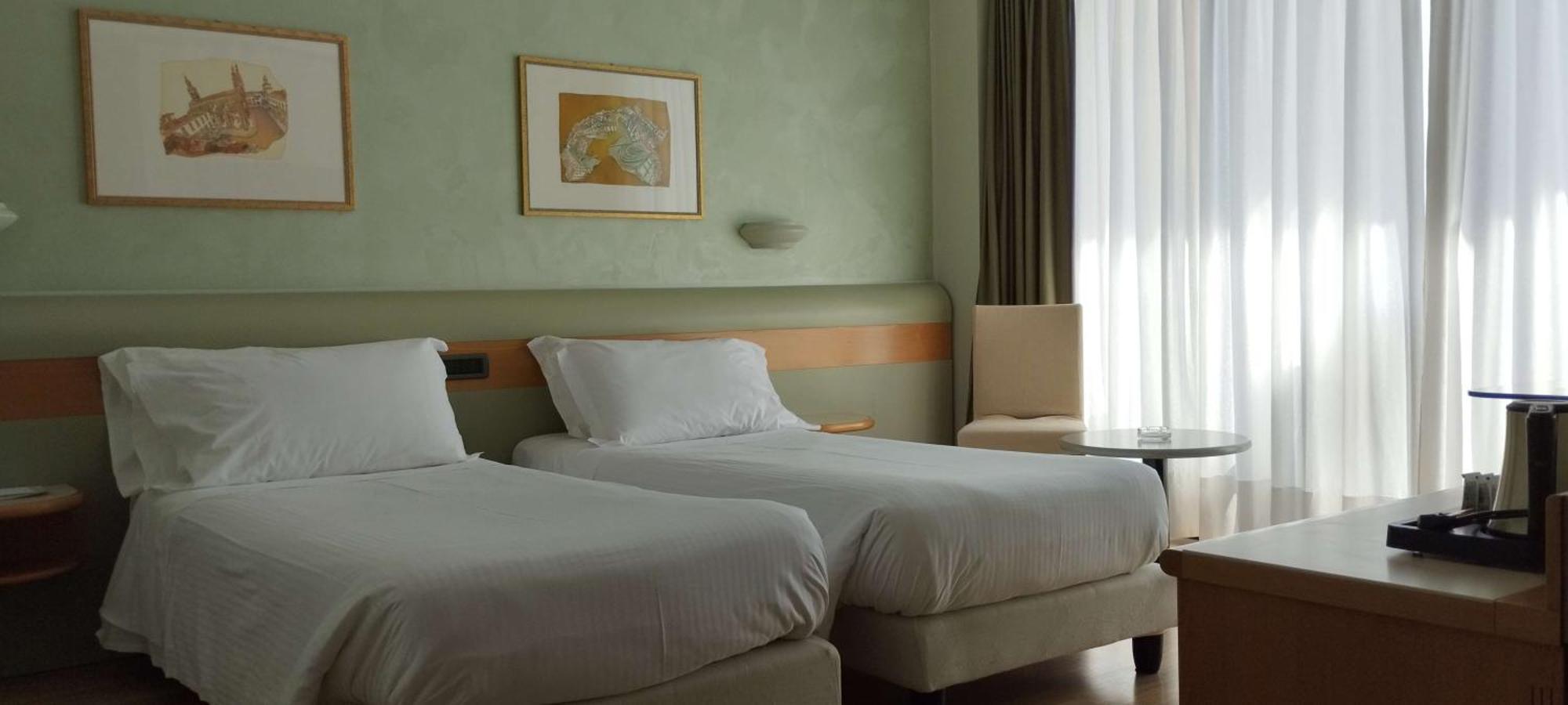 Best Western Hotel Leonardo Da Vinci Erba Bagian luar foto