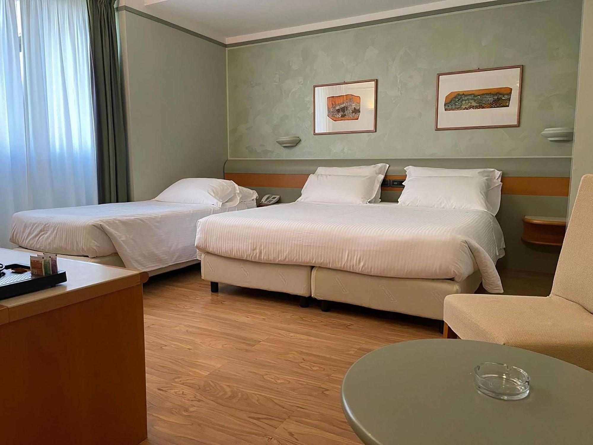 Best Western Hotel Leonardo Da Vinci Erba Bagian luar foto