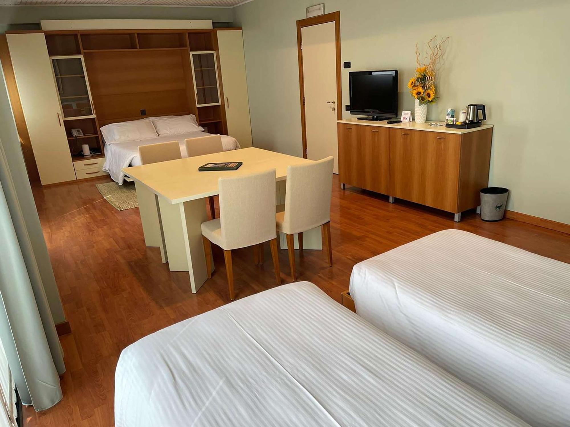 Best Western Hotel Leonardo Da Vinci Erba Bagian luar foto