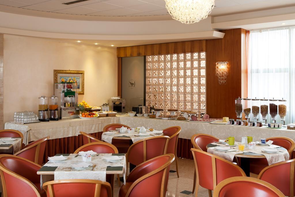 Best Western Hotel Leonardo Da Vinci Erba Bagian luar foto