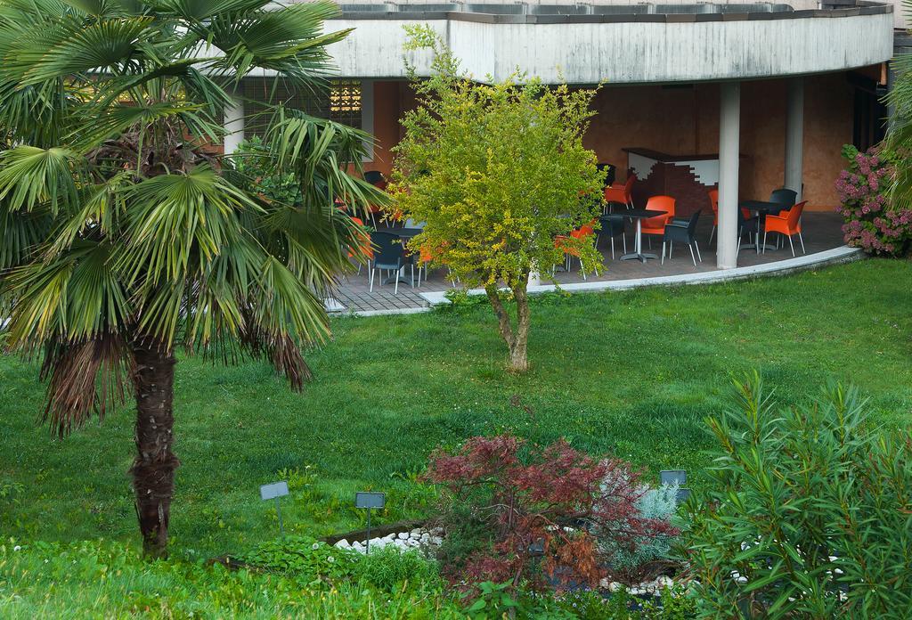 Best Western Hotel Leonardo Da Vinci Erba Bagian luar foto