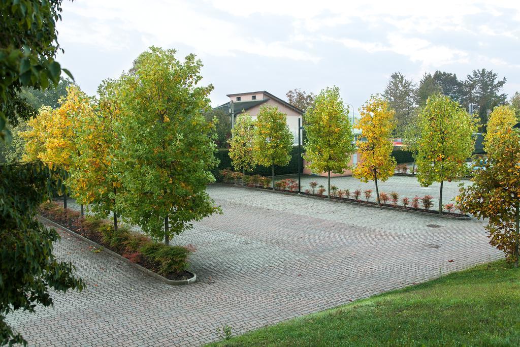 Best Western Hotel Leonardo Da Vinci Erba Bagian luar foto